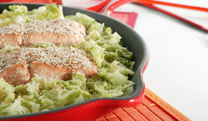 Baked fillet of salmon with stir-fried cabbage